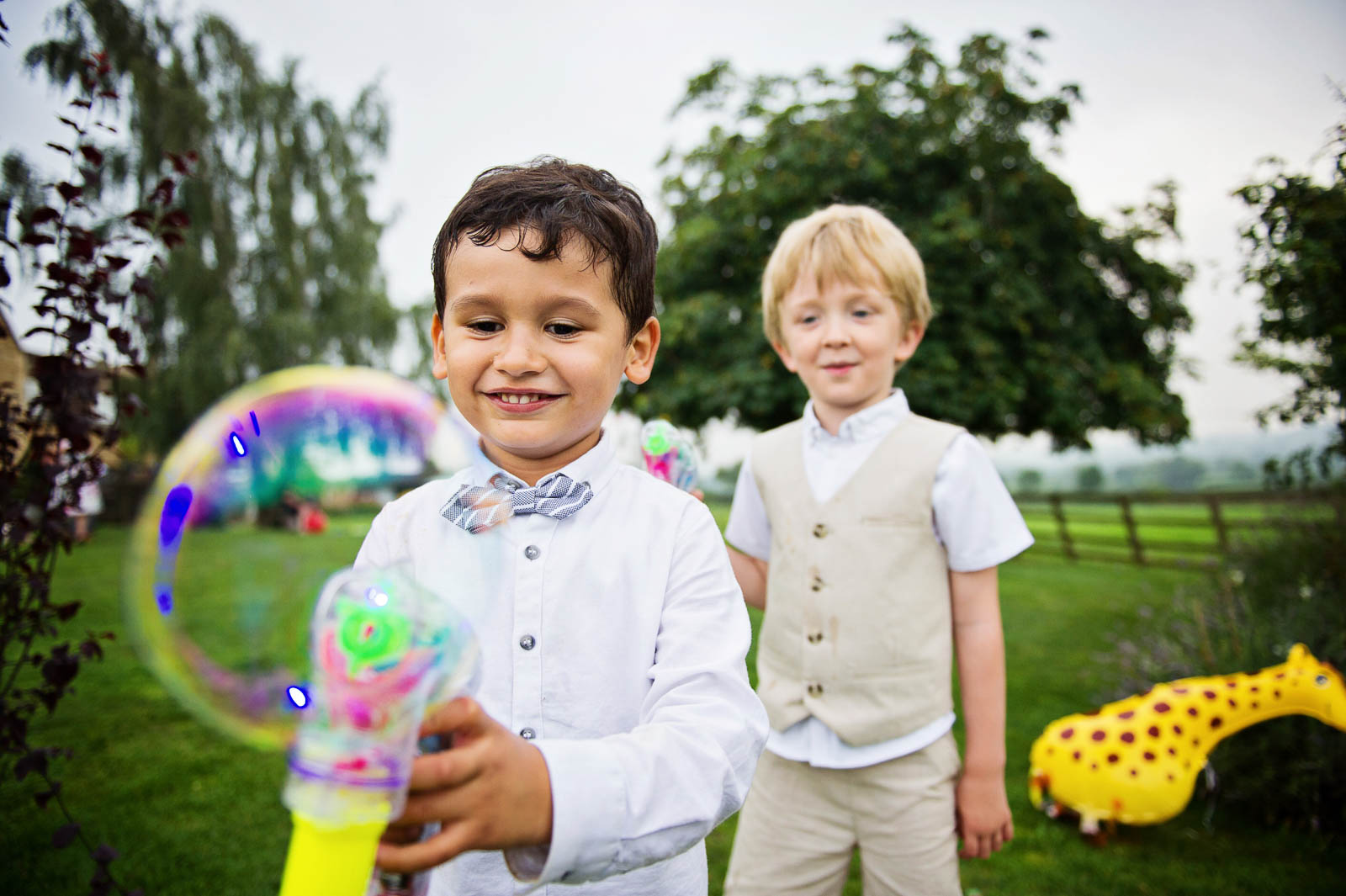 Children paying with bubbles at a wedding