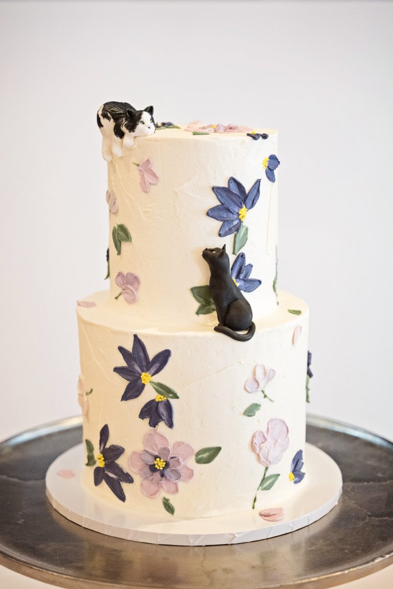 Wedding cake with cats by Blooming Photography