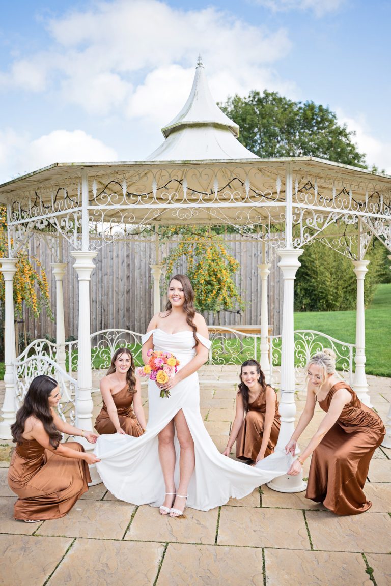 Team bride (bridesmaids), look after the bride and play with her wedding dress.